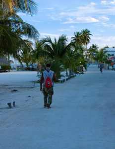 Босиком по улицам деревни.