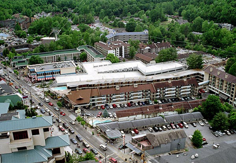 Главная улица Гетлинбурга с вершины башни Space Needle.
