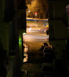 Вечерний трафик на большой улице.