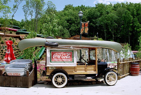 Старый автомобиль для перевозки Кока-Колы. Водный парк "Dolly's Splash Country". Pigeon Forge.