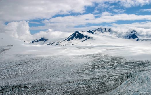 Ледовое поле Harding Ice field и нунатак.