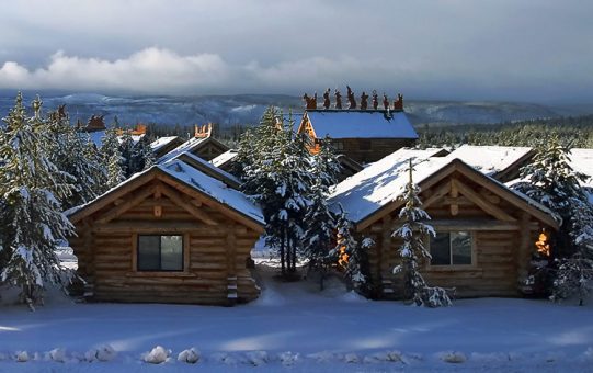 Вид из окна гостиницы на городок West Yellowstone.