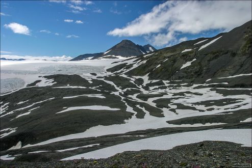 Мозаика из снега и камней в горах Kenai Mountains.