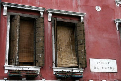 Весело раскрашенный жилой дом.