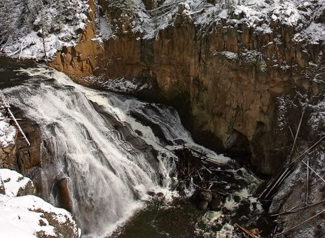 Водопад Gibbon falls в северной части парка.