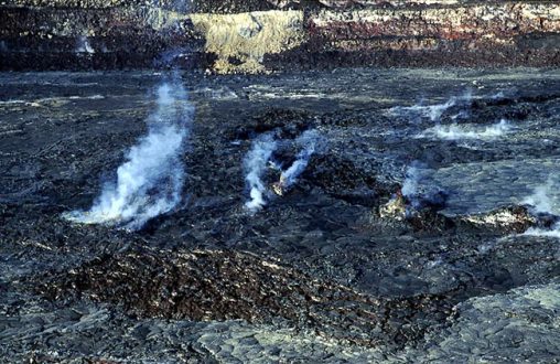 Не успокоившийся до сих пор кратер Halema'uma'u. Hawai'i Volcanoes National Park.
