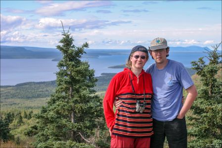 На фоне озера Naknek Lake. Гора Dumpling Mountain. Национальный парк Катмаи.