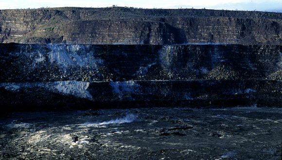Кратер внутри кратера Halema'uma'u. Hawai'i Volcanoes National Park.