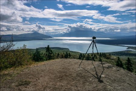 Вид на озеро Naknek Lake с горы Dumpling Mountain.