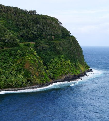 Залив Хономану и узкая дорога по краю утеса.