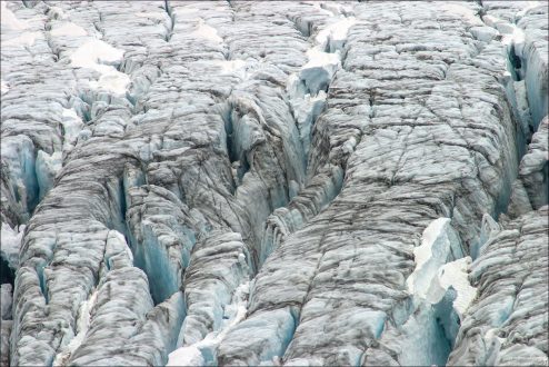 Глубокие морены в леднике.