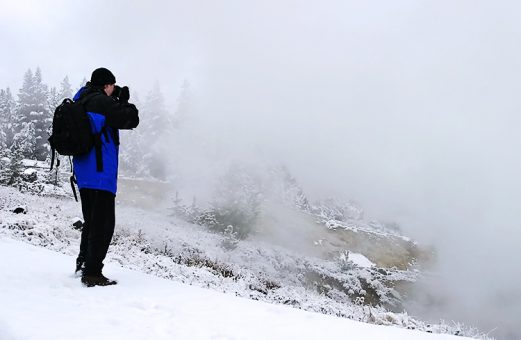 Илья снимает гейзеры в Фарфоровом бассейне.