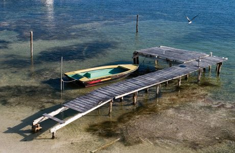 Разноцветная лодка у берега.