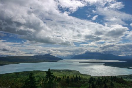 Синее озеро Naknek Lake.