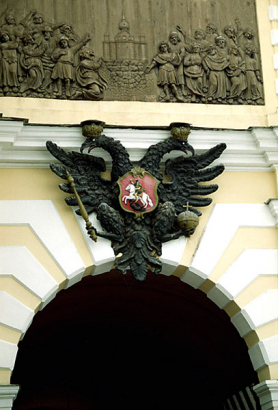 Петровские ворота с двуглавым орлом в Петропавловской крепости, построены в 1717-1718 годах.