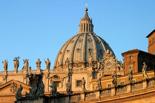 Один из красивейших ансамблей мира - купол собора Св. Петра и скульптуры.