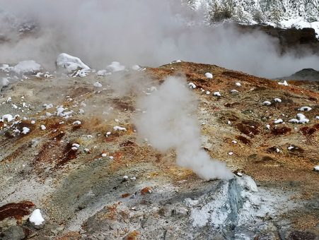 Маленький кипящий чайник на краю гейзера "Пароход" (Steamboat geyser).