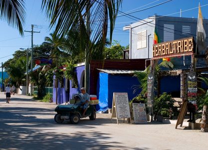 Ресторанчики и кафе вдоль главной улицы в деревне.
