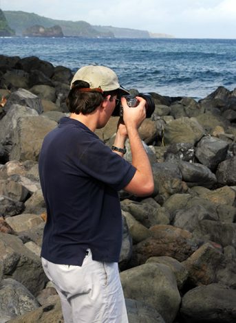 Илья фотографирует океан у полуострова Ke'anae.