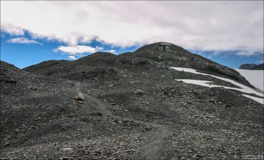 Высокогорная избушка - последнее пристанище на тропе Harding Ice field trail.