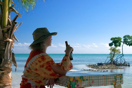 Катя с местным пивом "Беликин" отдыхает на берегу. Остров Caye Caulker.