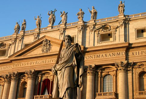 Фасад собора Св. Петра. С балкона библиотеки Папа благославляет народ на площади.