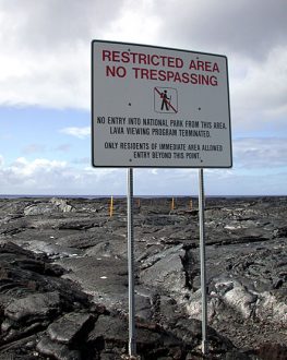 Несмотря на знак, идти дальше можно, но осторожно. Hawai'i Volcanoes National Park.