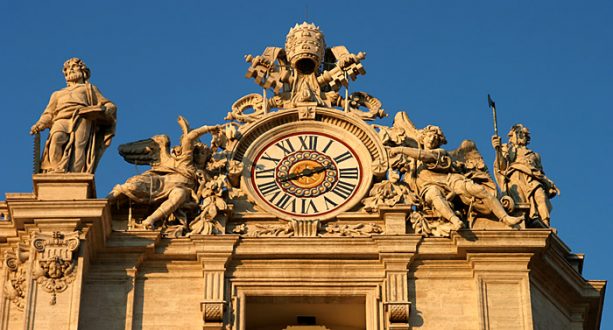 Действующие часы на соборе Св. Петра.