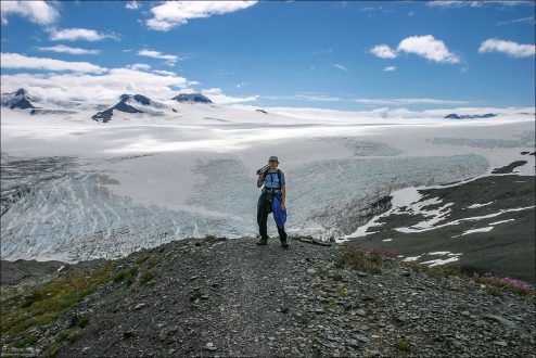 На краю утеса над ледовым полем Harding Ice field.