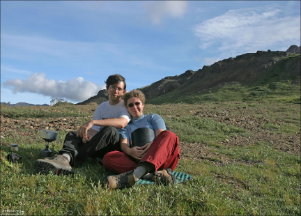 У примуса в самодельном кемпинге.