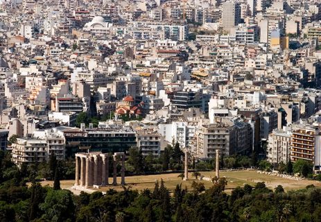 Нагромождение бесформенных построек и храм Зевса-олимпийца на переднем плане.