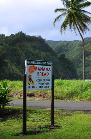 Реклама лавочки, торгующей свежеиспеченным банановым хлебом.