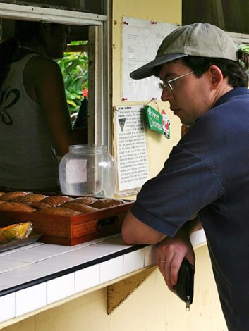 Илья принюхивается к свежему банановому хлебу.