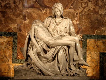 Знаменитая Пиета (Оплакивание Христа) Микеланджело. Собор Св. Петра.