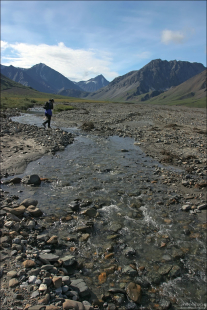 Через горные ручейки.