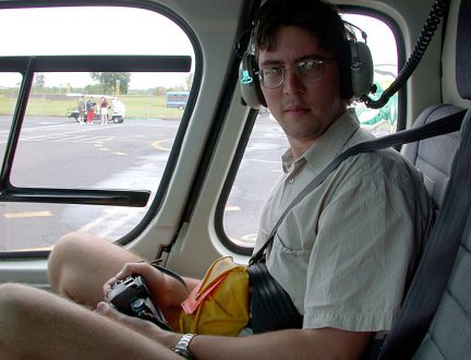 В кабине вертолета перед полетом к текущей лаве.