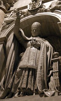 Одна из многочисленных скульптур Пап в нишах собора Св. Петра.