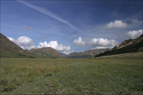 Сгущающиеся над тундрой облака.