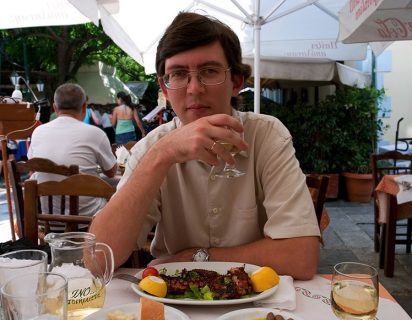 Ктулху-гриль в сопровождении белого домашнего в таверне "Plaka restaurant".