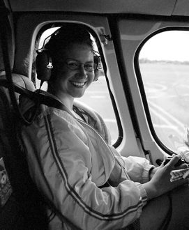 В кабине вертолета перед полетом к текущей лаве.