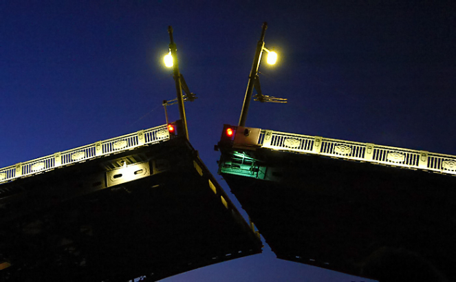 Крылья Дворцового моста. Ночное катание по Неве.