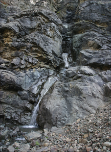Двойной водопад с ледяной водой.