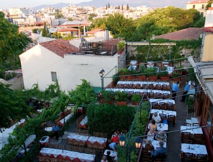 Вид с террасы ресторана "Attelos" на ужинающих греков и туристов. Плака.