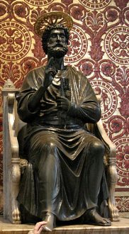 Бронзовая статуя Св. Петра.