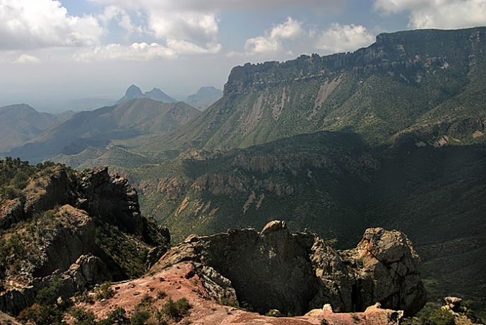 Pine Canyon высоко в горах Chisos Mountains.