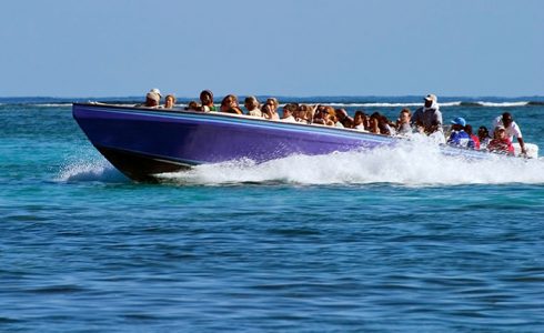 Перевозка рабов, ой! - туристов :) Около острова Амбергиз.