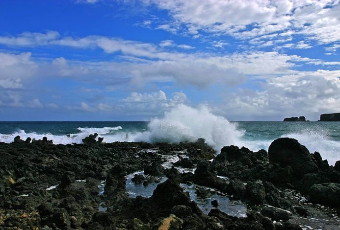 Прибой у лавового берега полуострова Ke'anae.