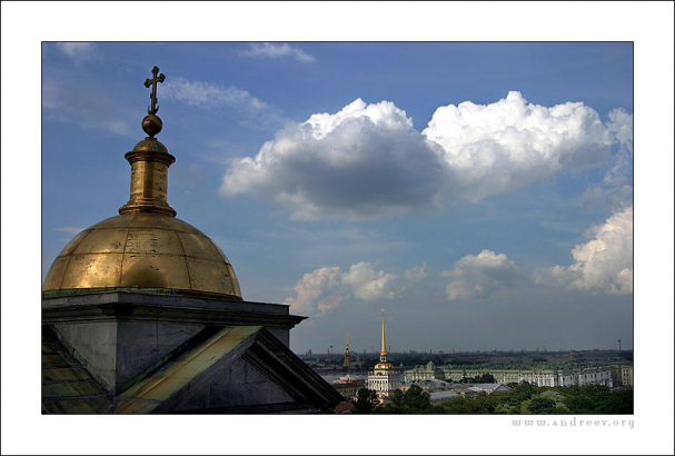 "Золотые шпили". Снимок с колоннады Исаакиевского собора.
