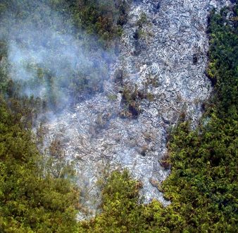Сжигающий все на своем пути лавовый поток. Снимок с вертолета.