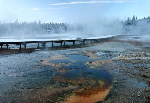 Деревянные мостки над горячей почвой на Гейзеровом холме.